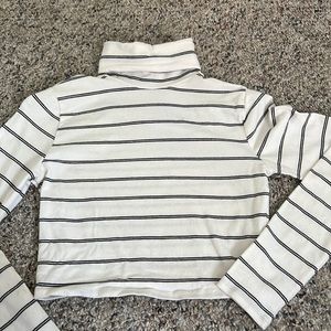 Stripped cropped turtleneck long sleeved shirt
